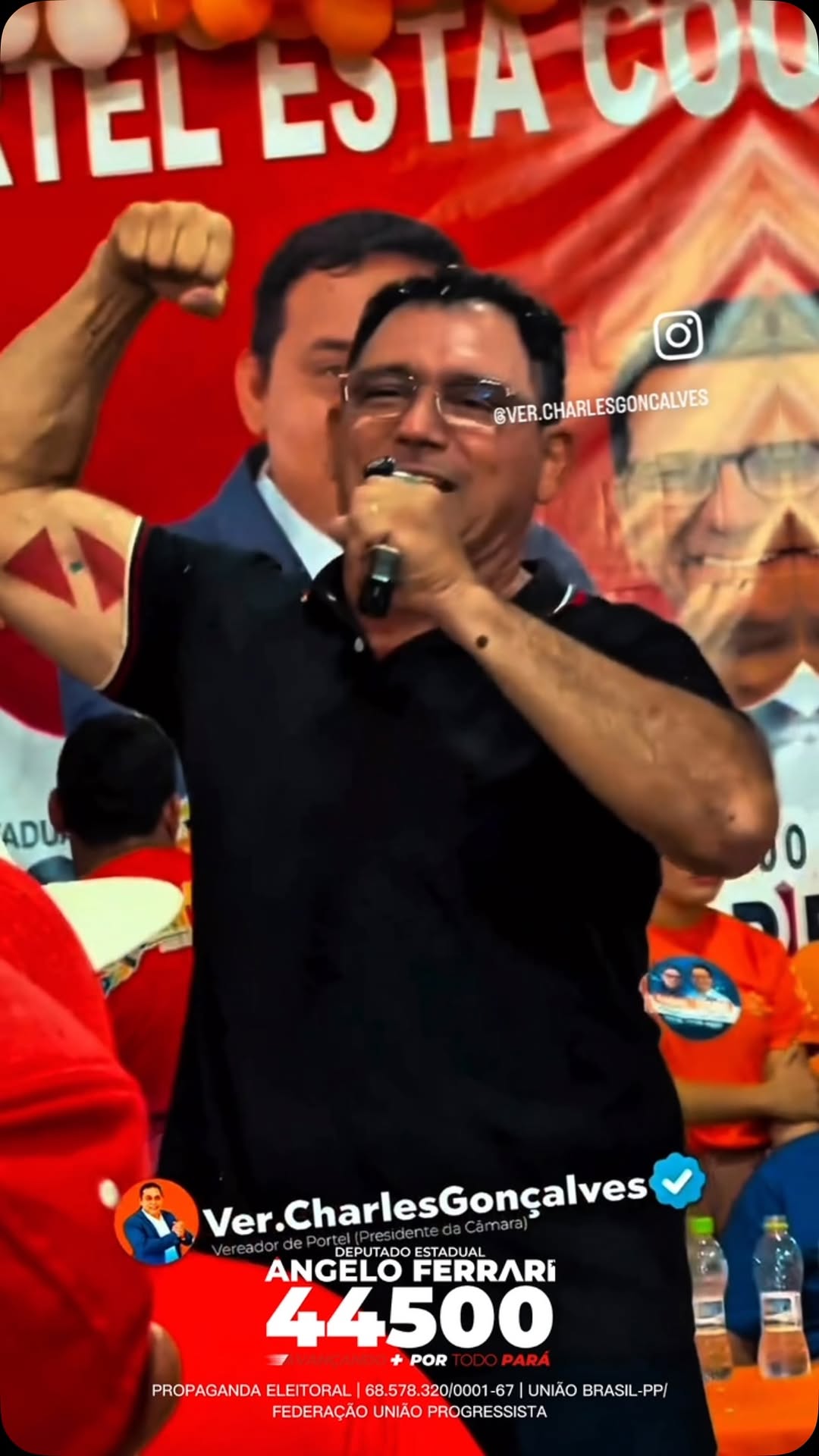 Ângelo Ferrari falando ao microfone em um evento